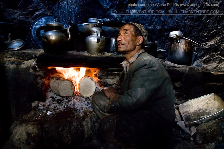 Homme dans une cuisine, Ladakh