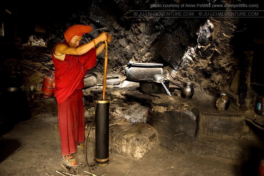 Moine préparant du thé au beurre de yak, Ladakh