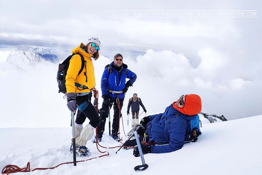 Mountaineering in Ladakh, climbers in snow