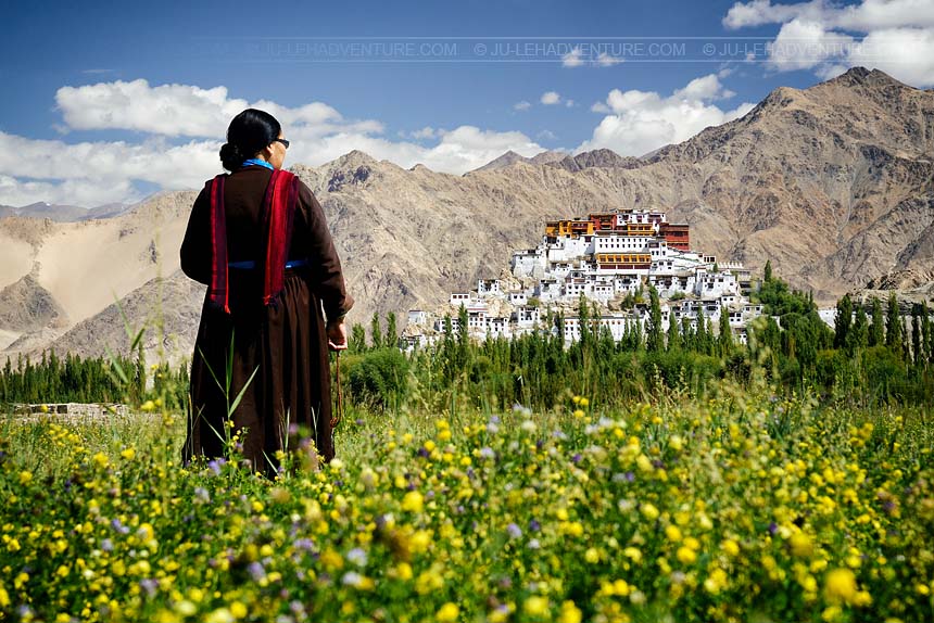 monastère de Thiksey Gompa au Ladakh et femme ladakhie en costume traditionnel (Goncha)