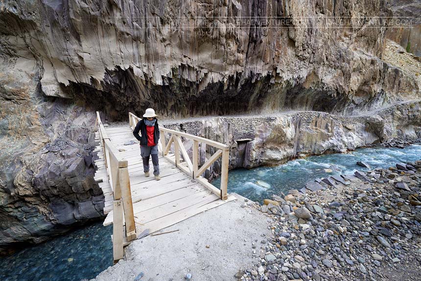Femme traversant un pont, trek de Rangdum à Lamayuru, Ladakh